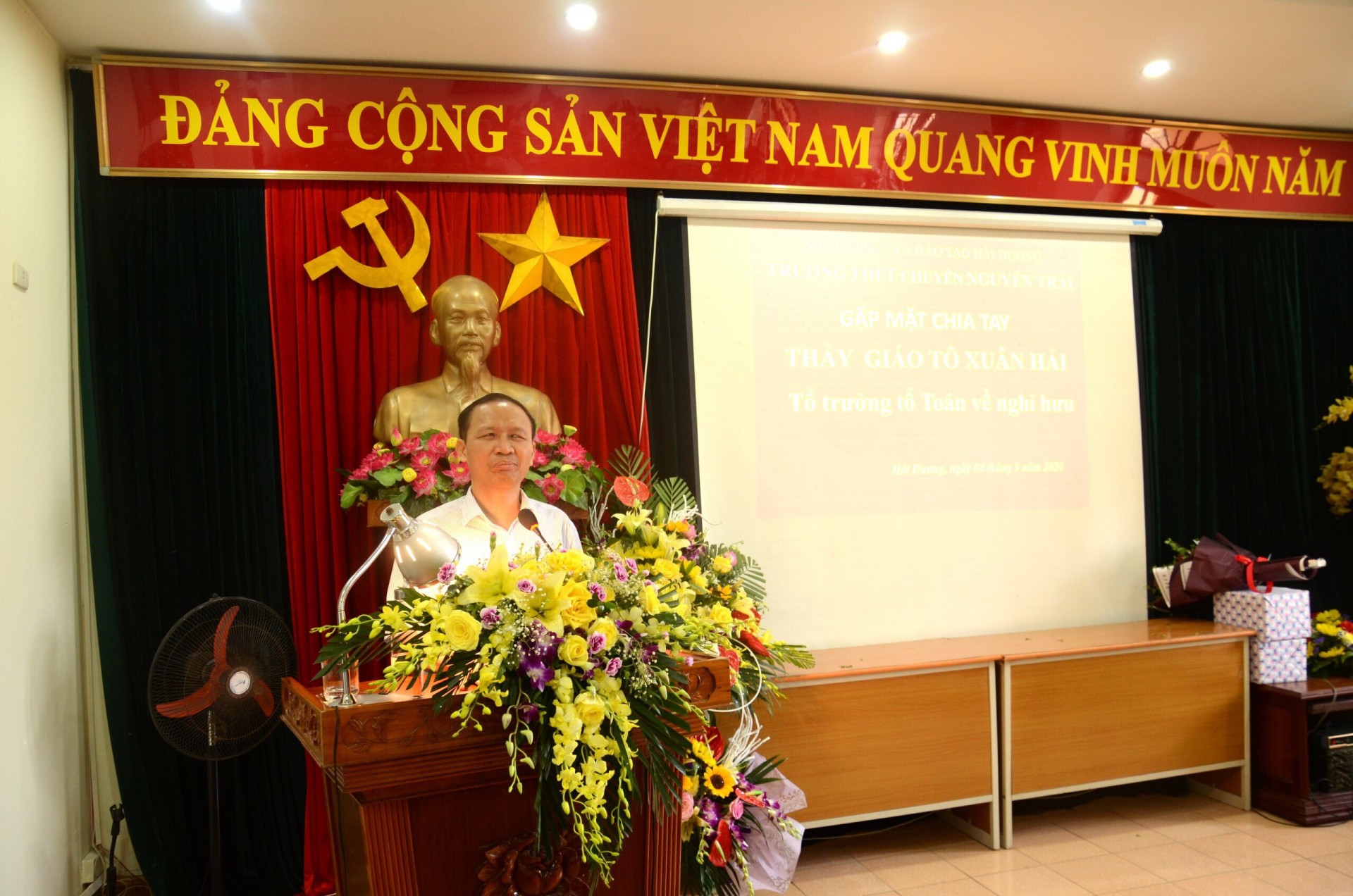 Thầy Nghiêm Vinh Quang (tổ trưởng tổ Vật lý) chia sẻ những câu chuyện gắn bó với thầy Tô Xuân Hải